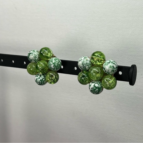 VINTAGE Green and White Beaded Cluster Clip On Earrings - Picture 7 of 9